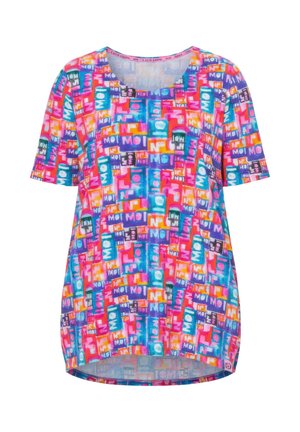 Buntes Kurzarmhemd mit abstraktem rechteckigem Muster, das wiederholt den Text "MOI" in Pink-, Blau-, Orange-, Lila- und Weißtönen zeigt.