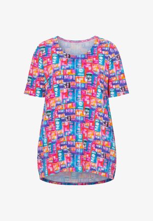 Buntes Kurzarmhemd mit abstraktem rechteckigem Muster, das wiederholt den Text "MOI" in Pink-, Blau-, Orange-, Lila- und Weißtönen zeigt.