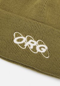 Gorro de malha verde-azeitona com uma textura suave, apresentando o logótipo "ORG" bordado em branco e um design de malha apertada.
