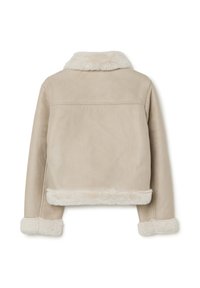 Giacca in finta pelliccia beige con una texture morbida, lunghezza cropped e colletto e polsini in peluche. Presenta un dettaglio cucitura a yoke sul retro.