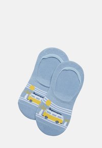 Calcetines de tobillo de algodón azul claro con un diseño de autobús amarillo, rayas y acentos de palmeras. Textura suave, estilo bajo.