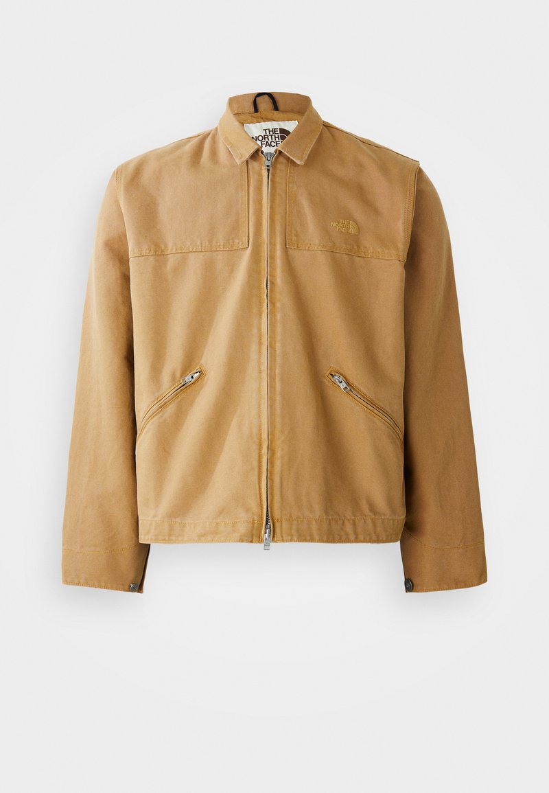 Chaqueta marrón con cremallera en el frente, con cuello, dos bolsillos laterales en ángulo y un logo en el lado izquierdo del pecho. Fabricada con un tejido suave y duradero.