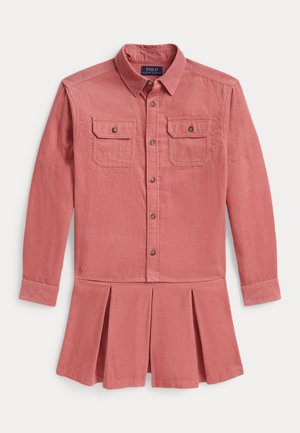 Vestido tipo camisa de manga larga con cuello en rosa polvoriento, con botones delanteros, dos bolsillos en el pecho y dobladillo de falda plisado.