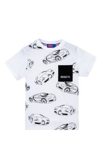 T-shirt bianca in cotone con motivo di auto disegnate a linee nere. Include una tasca nera con etichetta "BUGATTI". Maniche corte e scollatura rotonda.