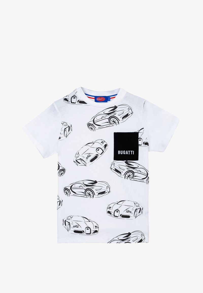 T-shirt bianca in cotone con motivo di auto disegnate a linee nere. Include una tasca nera con etichetta "BUGATTI". Maniche corte e scollatura rotonda.
