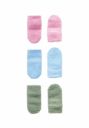 Set aus sechs kuscheligen, gefilzten Sockenliniers in Rosatönen, Hellblau und Grüntönen, die eine weiche Textur und abgerundete Formen aufweisen.