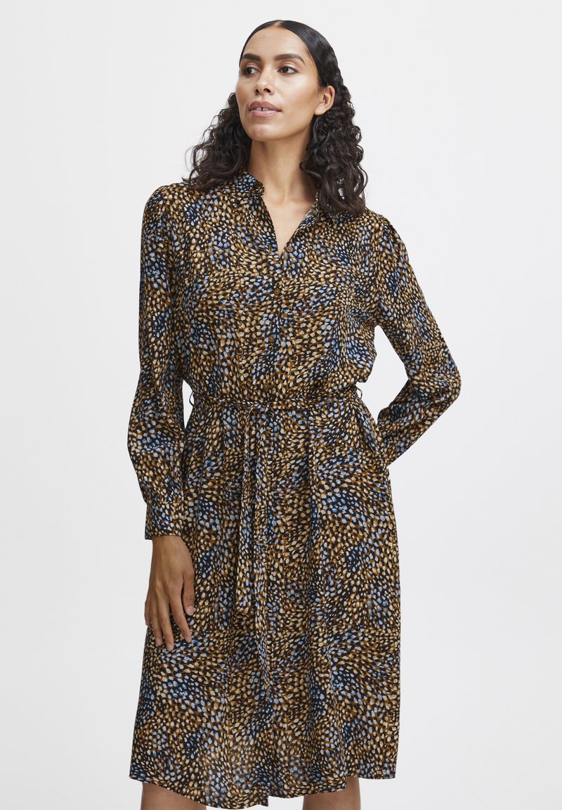 Bedrucktes Kleid mit einem Muster aus Dunkelbraun, Blau und Beige, langen Ärmeln, einem knöpfbaren Kragen und einer taillierten Taille mit einem Bindeband.