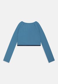 Mėlynas ilgomis rankovėmis trumpas viršus su apvaliu iškirpimu, padėtas plokščiai, parodydamas nugarinę pusę baltame fone.