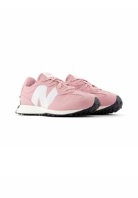 Ein Paar pinkfarbene Sportschuhe mit weißem "N"-Logo, weißer Zwischensohle, schwarzer strukturiertem Außensohle und pinken Schnürsenkeln, nebeneinander auf weißem Hintergrund dargestellt.