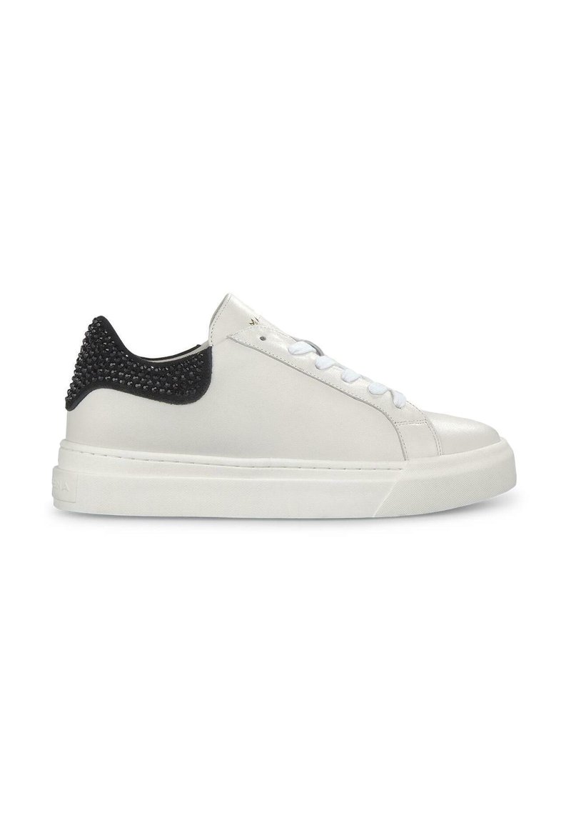 Weiße Leder-Sneaker mit einer strukturierten schwarzen Mesh-Ferse, flachen weißen Schnürsenkeln und einer dicken weißen Gummisohle. Minimalistisches Design, keine sichtbare Markenkennzeichnung.