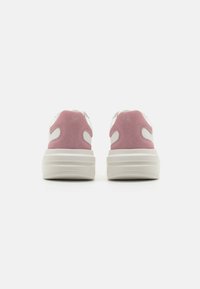 Guess ELBA - Sportbačiai - white/pink