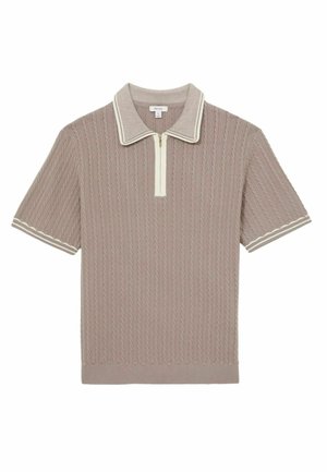 Polo de culoare bej, cu mânecă scurtă, având un model de tricotaje cu cablu, guler alb în contrast și fermoar, cu un finisaj de țesătură texturată.