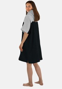 Normani SURFER PONCHO - Strandaccessoire - schwarz