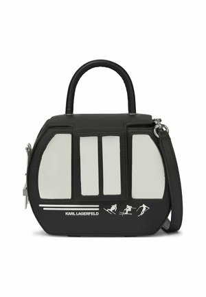Sort-hvid håndtaske med tophåndtag, skiløbsskråningsvinduesdesign, små skiløber-silhuetter og Karl Lagerfeld-logo foran.