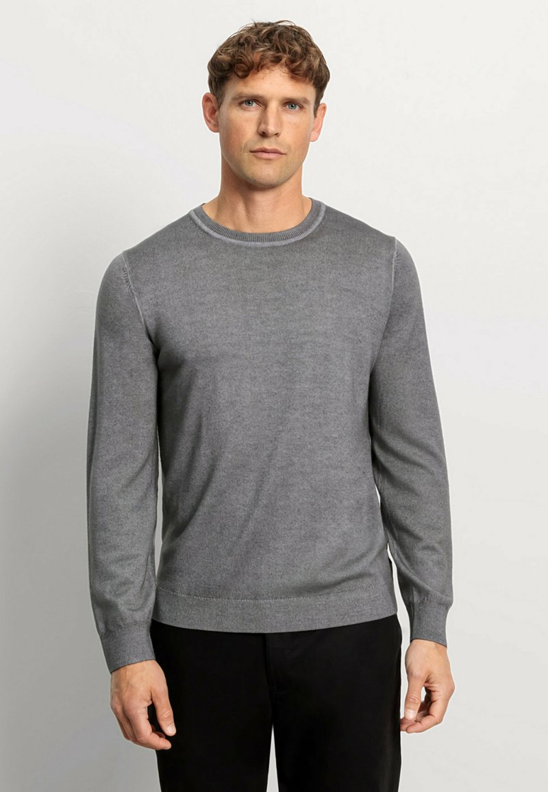 Grauer Rundhalsausschnitt-Pullover aus weichem Strickstoff, mit langen Ärmeln und geripptem Kragen und Bündchen, mit einer glatten Textur.