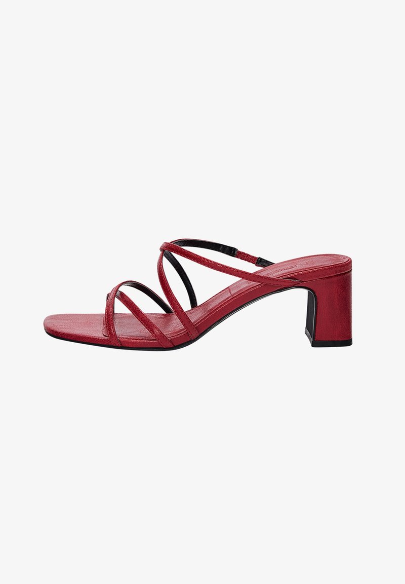 Sandale à talon rouge pour femme avec trois fines lanières sur le pied et un talon bloc sur fond blanc.