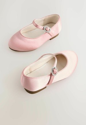 Zapatillas de ballet planas de satén rosa con puntera redondeada, que cuentan con una correa a juego y una hebilla decorativa con detalles de cristal. Suela plana.