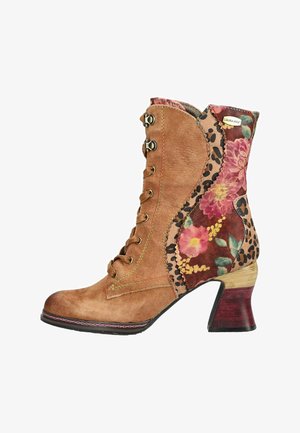 Stivaletto marrone in camoscio con lacci, pannelli con stampa floreale e leopardo e tacco in legno di altezza media.