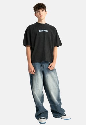 - Jeansy Relaxed Fit