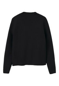 Pull noir en maille avec manches longues, col rond et coupe ample. Le tissu semble doux et texturé, avec une couleur uniforme.