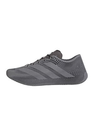 Szary sneaker z oddychającym siateczkowym designem i zapięciem na sznurówki, posiadający teksturowaną podeszwę i boczne paski do lekkiego użytku sportowego.