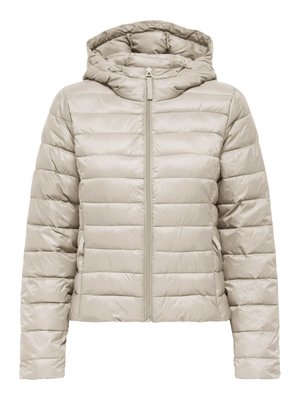 Leichte Steppjacke mit Kapuze in sanftem Beige, mit horizontaler Steppstruktur, frontalem Reißverschluss und Seitentaschen.