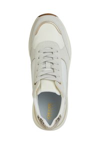 Baskets blanches en matériaux suédé et cuir, avec un accent texturé beige, une doublure en maille grise et un marquage doré sur la semelle intérieure.