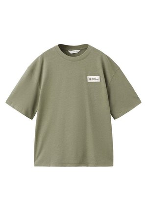 T-shirt vert olive à manches courtes avec col rond et petit écusson rectangulaire blanc sur le côté gauche de la poitrine indiquant "Ocean Surf Culture."