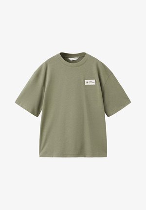 T-shirt vert olive à manches courtes avec col rond et petit écusson rectangulaire blanc sur le côté gauche de la poitrine indiquant "Ocean Surf Culture."