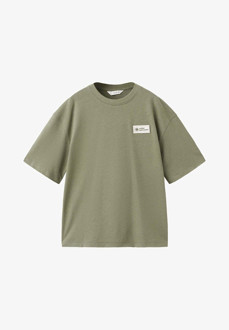 T-shirt vert olive à manches courtes avec col rond et petit écusson rectangulaire blanc sur le côté gauche de la poitrine indiquant "Ocean Surf Culture."