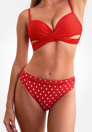 Conjunto de bikini rojo que incluye un top con recorte y diseño retorcido con tirantes ajustables, combinado con una parte inferior de talle alto decorada con lunares blancos.