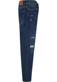 Oprijete slim fit kavbojke v temno modrem denimu z uničenimi detajli, vključno z raztrganimi obliži in svetlimi madeži. Standardna zasnova z petimi žepi.