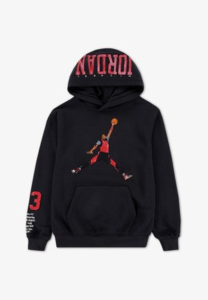 Sweatshirt preto com um grande gráfico de um jogador de basquetebol a saltar enquanto segura uma bola, com letras vermelhas e detalhes nas mangas.