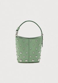 Πράσινη τσάντα κουβά με ενιαία λαβή, διακοσμημένη με ομοιόμορφα τοποθετημένους ατσάλινούς καρφίτσες σε λεία επιφάνεια δέρματος.