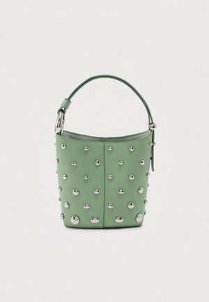 Sac seau vert avec une seule anse, décoré de clous en argent espacés de manière égale sur une surface en cuir lisse.