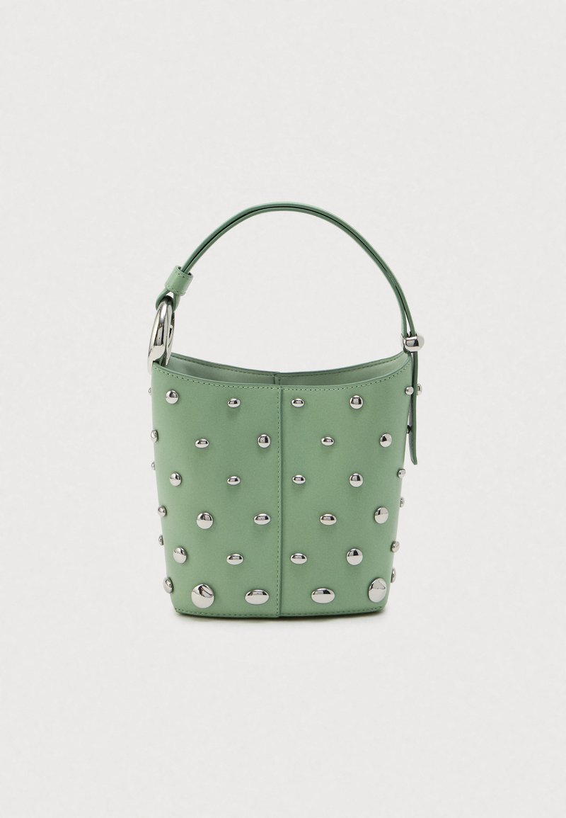 Πράσινη τσάντα κουβά με ενιαία λαβή, διακοσμημένη με ομοιόμορφα τοποθετημένους ατσάλινούς καρφίτσες σε λεία επιφάνεια δέρματος.