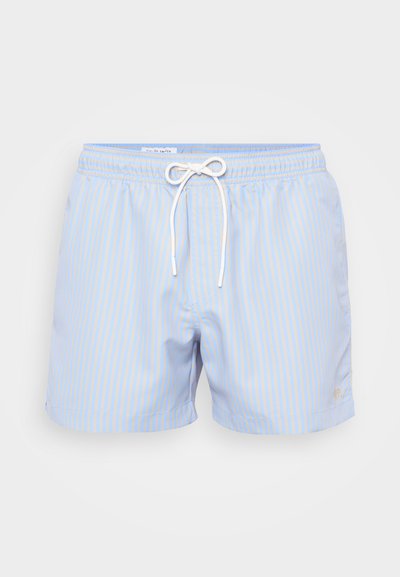 Gaiši zili peldkostīmi ar vertikālām dzeltenām svītrām, elastīga josta, priekšējais aukliņš un mazs logotips sānos. Gluda auduma tekstūra.