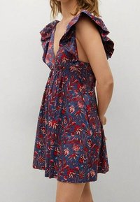 Blumenkleid mit tiefem V-Ausschnitt, kurzen Rüschenärmeln und taillierter Passform. Farben umfassen blaue, rote und weiße Blumenmuster.