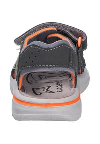 Sandales grises avec des sangles ajustables et des accents orange. Comprend une semelle intérieure rembourrée et un talon découpé pour la respirabilité. Semelle extérieure texturée.