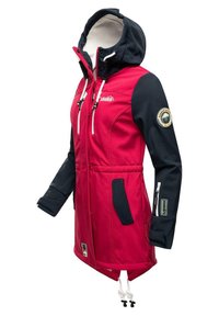 Chaqueta impermeable roja y azul marino con capucha, bolsillos con cremallera y dobladillo ajustable. Presenta parches de tela y puños ajustables.