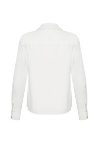 Chemise blanche à manches longues avec un col, un empiècement dos, des poignets boutonnés, et une finition en tissu lisse et léger. Design simple et minimaliste.