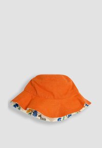 Cappello a secchiola in cotone arancione con un ampio e svasato campo. La parte interna presenta un motivo floreale colorato su uno sfondo chiaro.