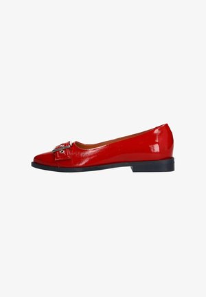Rote Lackleder-Ballettschuhe mit einer abgerundeten Spitze, einem dekorativen Schnallenakzent und einem niedrigen schwarzen Absatz. Glatte, glänzende Textur.