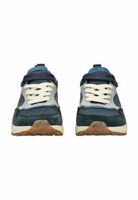 Modré a šedé tenisky s kombinovanými materiály jako je síťovina a semiš. Design na šněrování, polstrovaná podešev s vzorovaným gumovým vroubkováním.