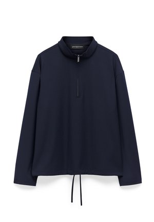 Navyblauwe langemouwen pullover met een hoge kraag en kwart ritssluiting, voorzien van een trekkoord onderrand en een gladde stoftextuur.