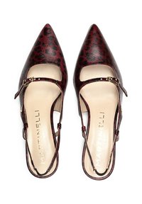 Zapatos de punta afilada y talón abierto en cuero burdeos con un diseño de estampado de leopardo. Presentan una hebilla dorada y cortes abiertos en los laterales.