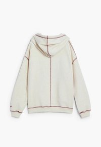 Sudadera cremosa con capucha ajustable, con costuras y puños en rojo en contraste. Tejido suave y texturizado, corte relajado.