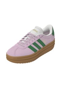 Roze suède sneakers met groene strepen en een witte gevoerde kraag. Lichtbruine rubberen zool met reliëflogo op de zijkant.