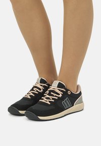 mtng BAREFOOT - Sneakers basse - black