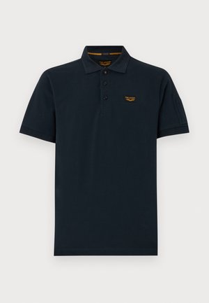Navyblauwe polo met een klassieke kraag, een drieknoopsluiting en een klein logo-opdruk op de borst. Korte mouwen en een gladde textuur.